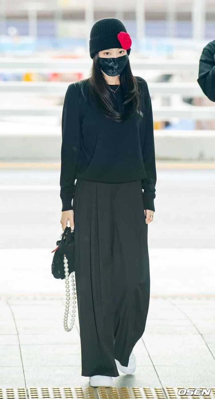 Jennie mix áo nỉ cùng quần ống rộng ton sur ton. Chiếc mũ len đính hoa đỏ và túi xách ngọc trai chính là những điểm nhấn ấn tượng cho bộ trang phục của nữ idol.