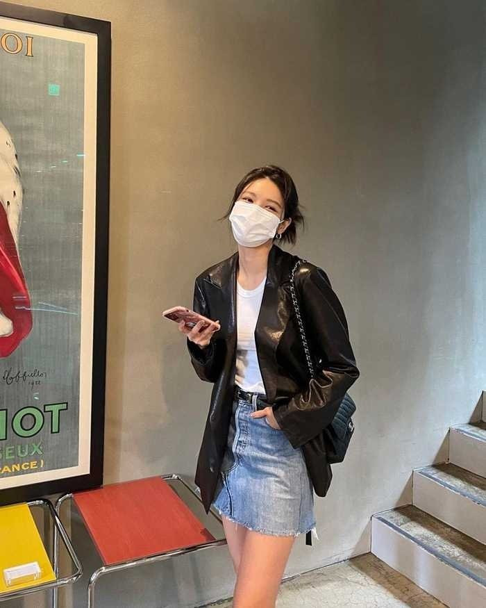 Sooyoung thời thượng, cá tính khi mix blazer da với áo phông trắng, chân váy jeans xanh.