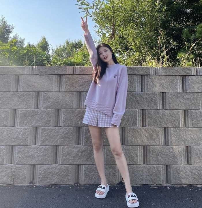 Kim Yoo Jung sử dụng những item mang tông tím pastel. Mỹ nhân xứ Hàn mix áo len cùng quần giả váy, tôn chân thon dài cùng style năng động trẻ trung.