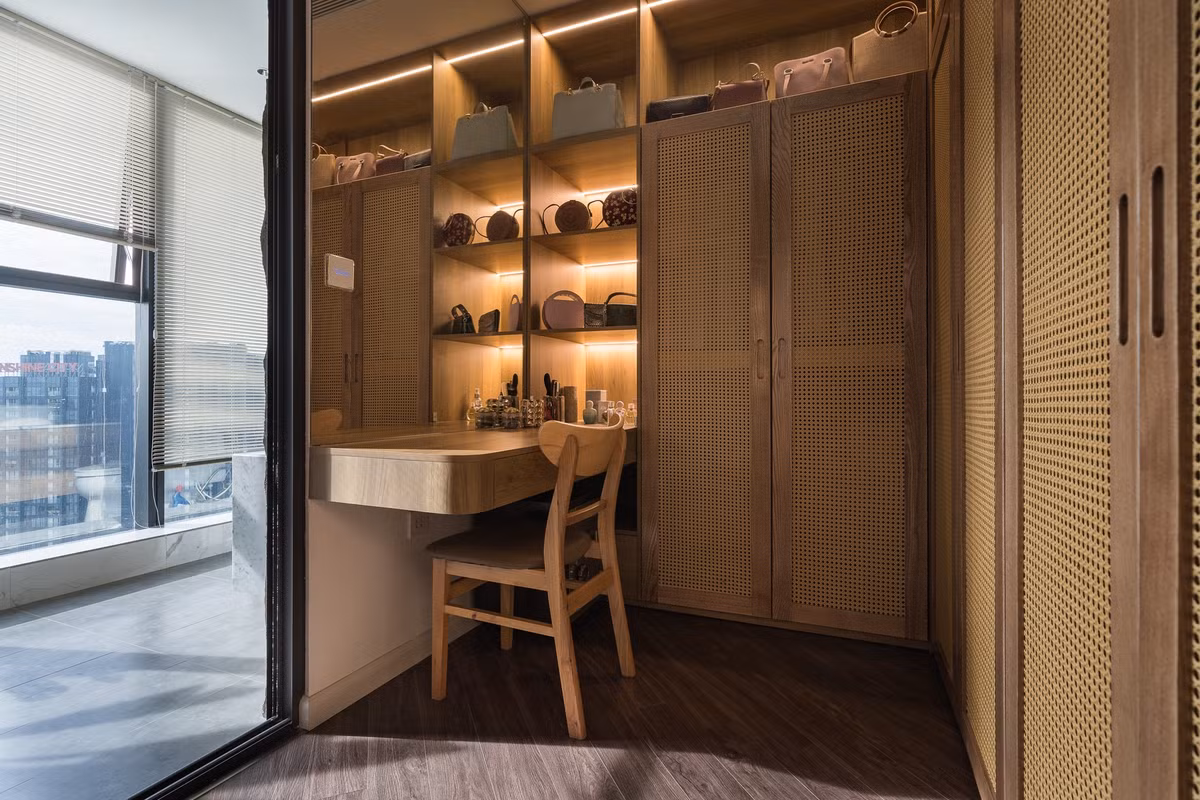 Bàn trang điểm và khu vực tủ quần áo gần phòng tắm, thuận tiện cho việc lấy đồ thay và chăm chút sắc vóc của nữ chủ nhân.