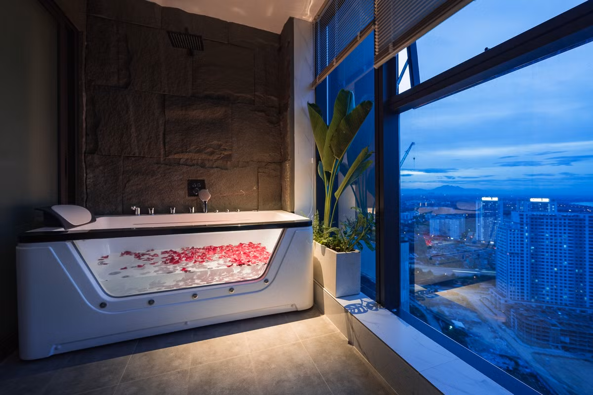 Tuy nhiên, gia chủ đã quyết định đưa phong cách tối giản Nhật Bản vào không gian sống của mình. Cách thiết kế này không chỉ giúp nhà cửa nhìn thông thoáng, còn “ăn gian” diện tích về mặt cảm quan. Sau khi cải tạo, căn hộ có 4 phòng ngủ, 1 bếp, 1 khách, 3 vệ sinh.