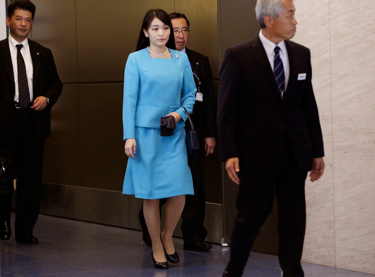 Công chúa Mako trung thành với kiểu đồ tông màu đơn sắc phối giữa quần và áo giúp tổng thể có sự liền mạch, che được khuyết điểm và tạo hiệu ứng kéo dài cơ thể.