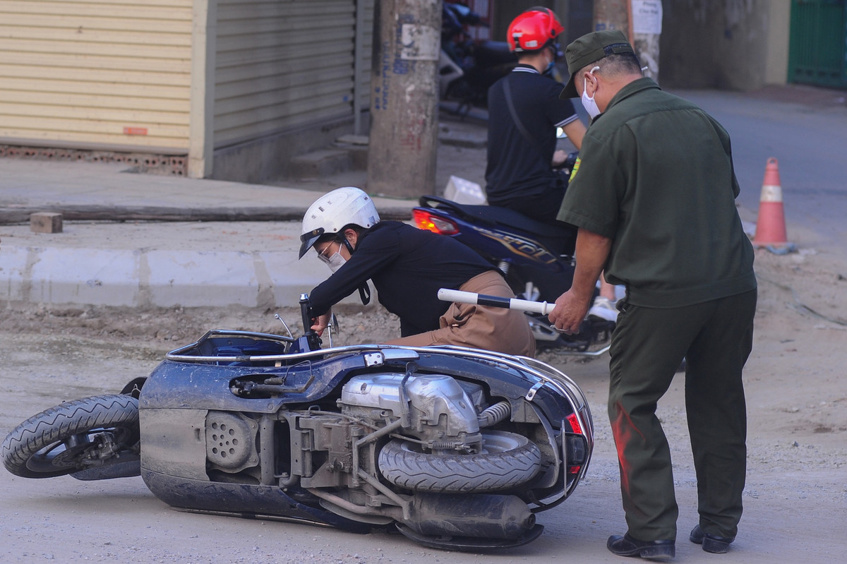 Phóng viên có mặt tại đây trong khoảng 2 giờ đã chứng kiến khá nhiều trường hợp người đi xe máy bị ngã do mặt đường gồ ghề, lún, nhiều đống cát gây trơn trượt hoặc vướng vào các chướng ngại vật.