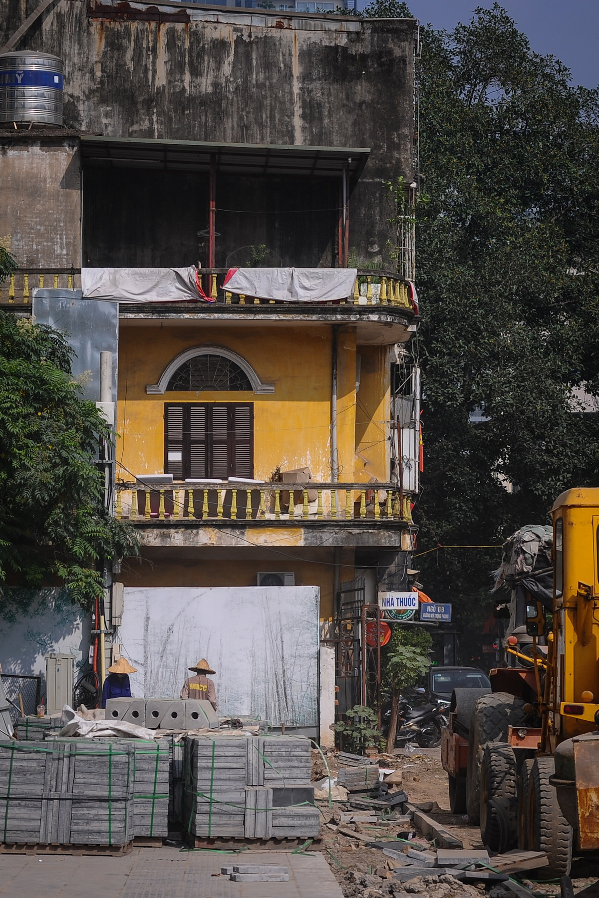 Được biết, một trong những nguyên nhân khiến tiến độ thi công dự án này bị chậm là do có 3 hộ dân tại các số nhà 71, 73, 75 chưa thỏa thuận được về việc đền bù giải phóng mặt bằng.