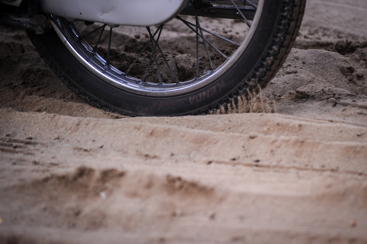 Cát sỏi gây trơn trượt xuất hiện ở nhiều đoạn khác nhau.