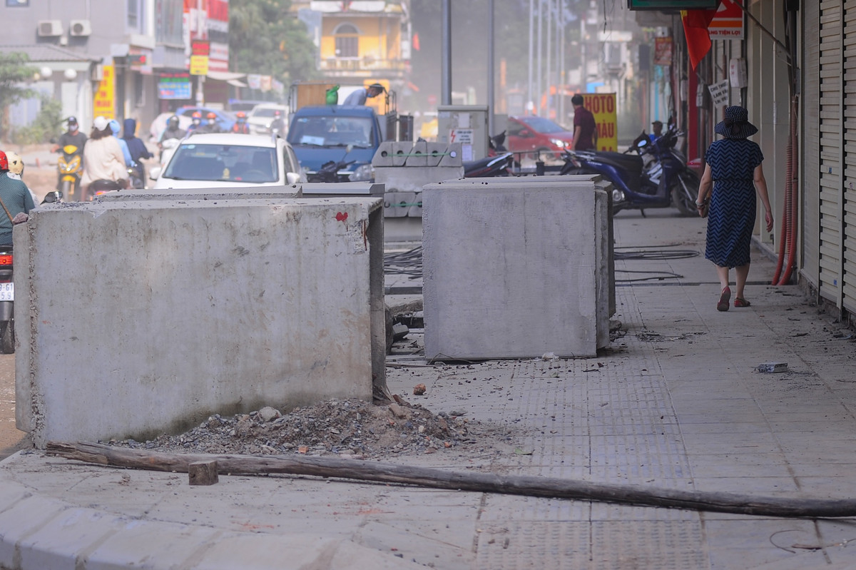 Dọc tuyến phố, khá nhiều chướng ngại vật nằm cả ở vỉa hè lẫn lòng đường.