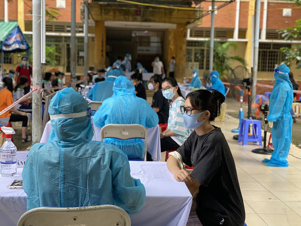 Lam gi de giam dau, kho chiu cho tre sau khi tiem vac xin COVID-19