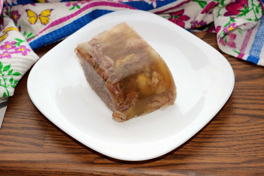  4. Mũi nai sừng tấm, Canada: Đây là một ứng cử viên nặng ký cho “món ăn kỳ lạ nhất thế giới”. Mũi nai sừng tấm không thích hợp với việc chế biến thành món ăn, nhưng một số người Canada ưa mạo hiểm đã thử nghiệm ẩm thực bằng cách loại bỏ lông, sau đó luộc chúng với hành tây và gia vị. Cuối cùng họ cắt lát nó và phủ với một loại nước dùng cho đông lại.