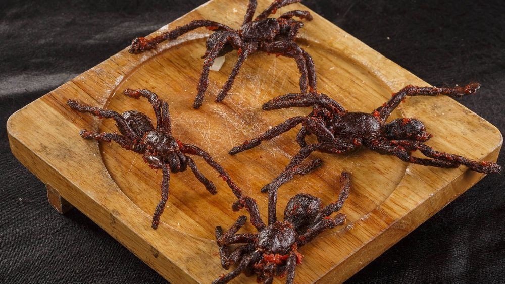  2. Nhện chiên, Campuchia: Ít người nhìn vào một con nhện tarantula và nghĩ rằng đây chính là "bữa trưa". Nhện chiên ở Campuchia giờ đây lại trở nên phổ biến và được phục vụ như một món ăn độc đáo trên khắp đất nước. Vị của chúng hơi giống cua. Với vẻ bề ngoài đáng sợ này, không phải ai cũng có đủ can đảm để ăn chúng. 