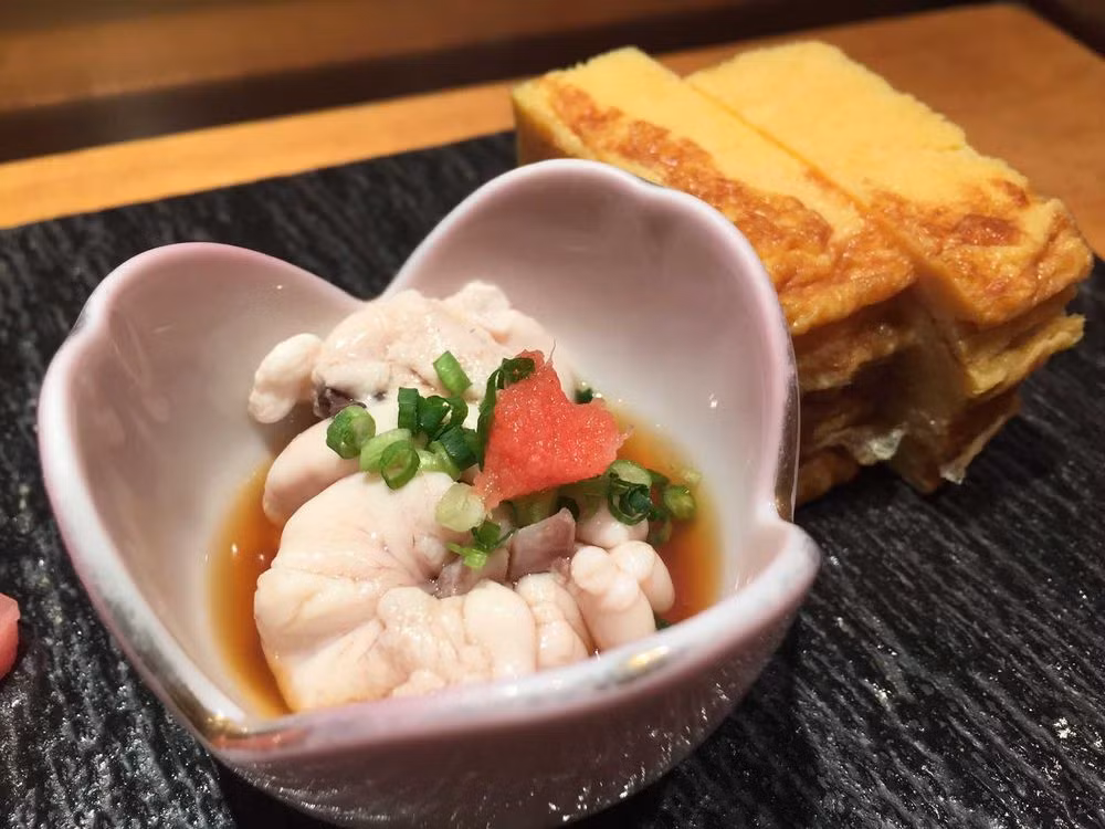  1. Tinh hoàn cá, Nhật Bản: Món ngon được đề cập tới ở đây là tinh hoàn của cá tuyết hoặc cá nóc. Đó là một loại thực phẩm trông giống như những bộ não nhỏ và có vị sữa trứng béo ngậy. Rất nhiều người Nhật thích ăn món ăn đáng sợ này, họ cho rằng chúng có nhiều lợi ích sức khoẻ, đặc biệt giúp tăng cường sinh lực phái mạnh.