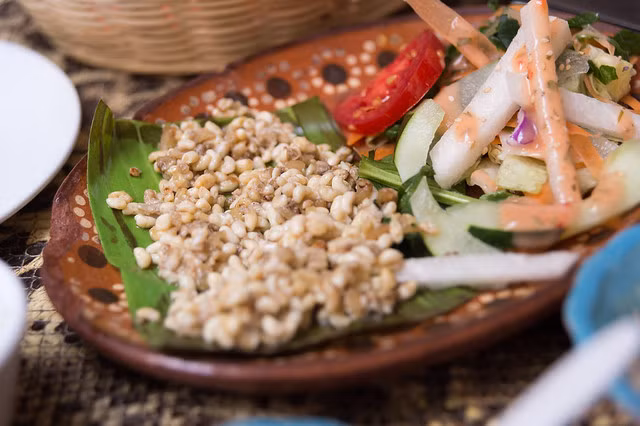  14. Escamol – Mexico: Ở Mexico, escamol là món ăn được tạo thành từ ấu trùng của nhộng và kiến. Nếu bạn không biết chúng được làm từ nguyên liệu gì thì có lẽ khi thưởng thức, bạn sẽ thấy nó rất ngon lúc được áp chảo và ăn cùng trứng tráng.