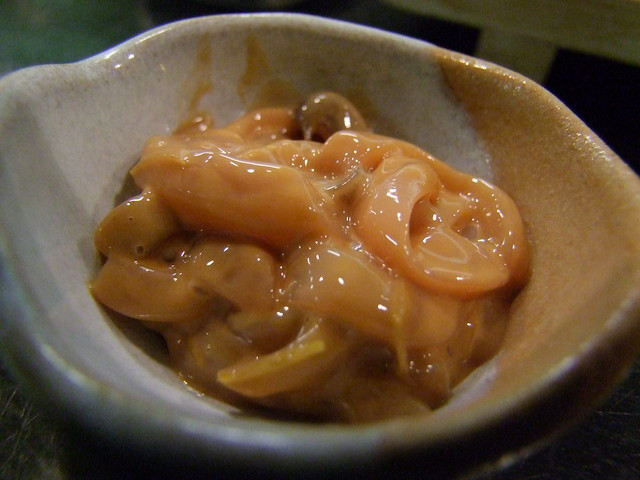  5. Shiokara – Nhật Bản: Đây là món ăn dành riêng cho những người dũng cảm cùng chiếc dạ dày sắt đá. Shiokara là một hỗn hợp đặc sệt màu nâu được làm từ cơ quan nội tạng của nhiều sinh vật biển và nó được ăn sống trực tiếp. 