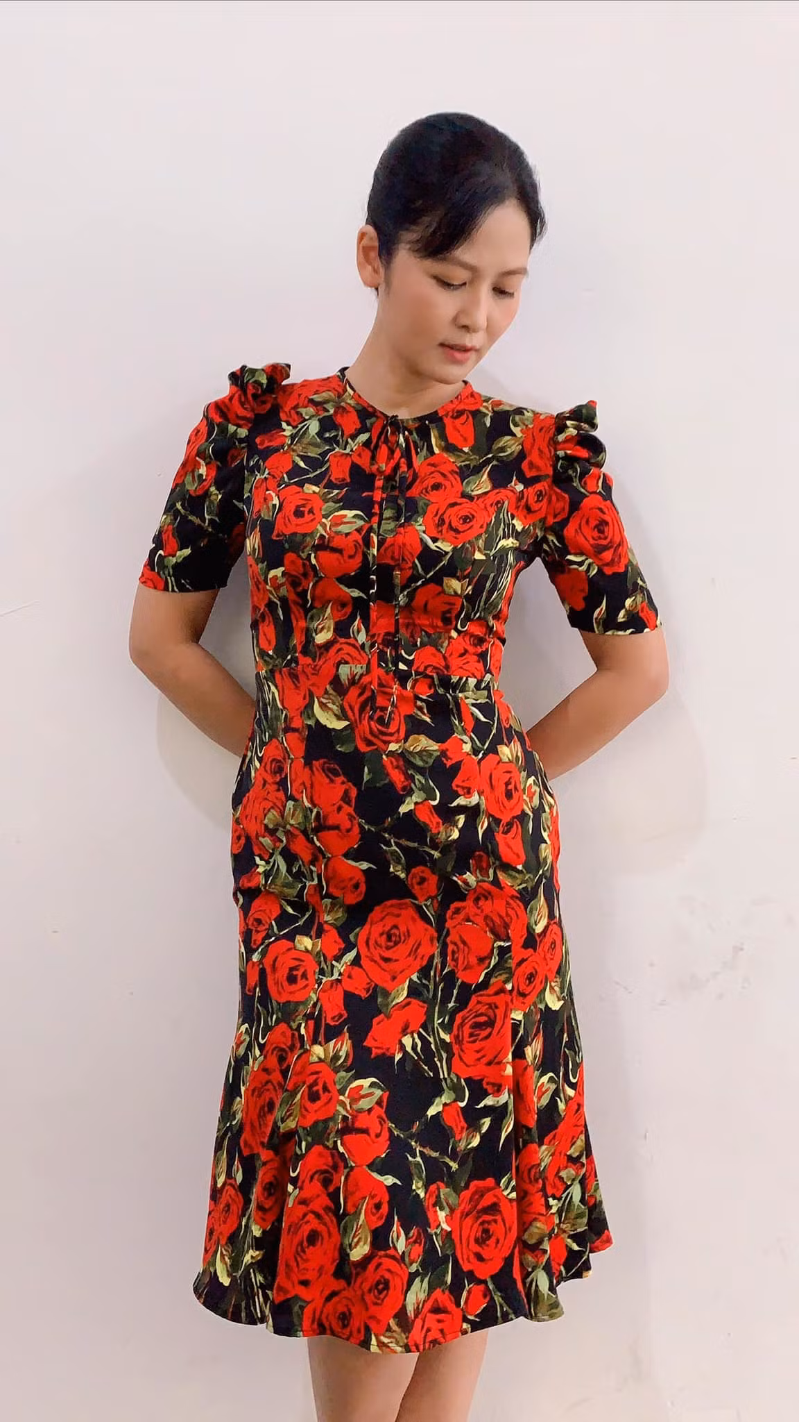 Nữ diễn viên xuất hiện nổi bật trong chiếc đầm hoa nữ tính khoe nét đẹp nhẹ nhàng.