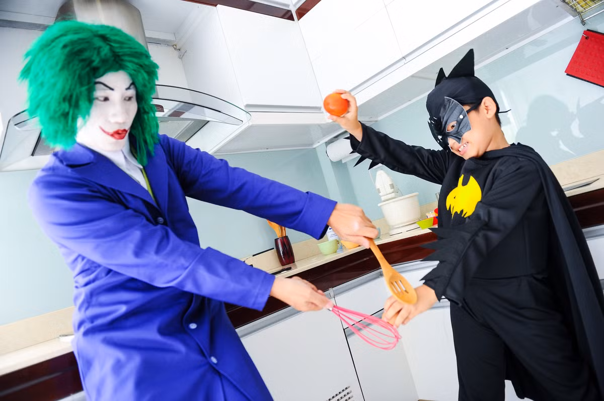 Bối cảnh chính của bộ ảnh được Hoàng Bách thực hiện tại… căn bếp trong nhà. Nếu như trong tác phẩm gốc, Batman và The Joker đánh nhau bằng phi tiêu, súng ống thì ngoài đời thực, “Batman nhí” Tê Giác và “Joker” Hoàng Bách “chiến đấu” tưng bừng bằng… thìa xới cơm, dụng cụ đánh trứng và cà chua. Bối cảnh chính của bộ ảnh được Hoàng Bách thực hiện tại… căn bếp trong nhà. Nếu như trong tác phẩm gốc, Batman và The Joker đánh nhau bằng phi tiêu, súng ống thì ngoài đời thực, “Batman nhí” Tê Giác và “Joker” Hoàng Bách “chiến đấu” tưng bừng bằng… thìa xới cơm, dụng cụ đánh trứng và cà chua.