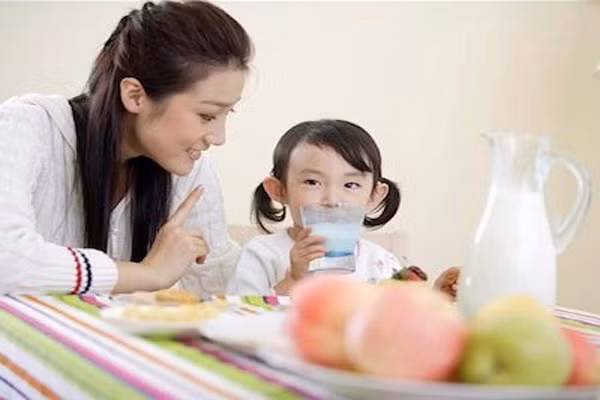 Ở độ tuổi từ 3 đến 11, các bé cần khá nhiều chất dinh dưỡng để kích thích và hỗ trợ phát triển về mặt thể chất và não bộ. Tuy nhiên, đây là độ tuổi quyết định chiều cao của trẻ, do đó các mẹ cần phải đặc biệt bổ sung canxi và các loại vitamin thích hợp để trẻ phát triển.