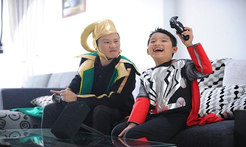 Là một tín đồ của Comic Con Hoàng Bách và bé Tê Giác (con trai anh) đã không bỏ qua cơ hội này, chuẩn bị cho mình những bộ trang phục mô phỏng các nhân vật siêu anh hùng thật “oách” và thực hiện một bộ ảnh cực “KUN”. Ý tưởng của bộ ảnh được lấy từ sự đối đầu dai dẳng của hai nhân vật nổi tiếng Thor - Loki. Nam ca sĩ vào vai Loki gian xảo để nhường cho con trai cưng được sắm vai siêu anh hùng Thor.