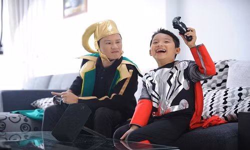 Là một tín đồ của Comic Con Hoàng Bách và bé Tê Giác (con trai anh) đã không bỏ qua cơ hội này, chuẩn bị cho mình những bộ trang phục mô phỏng các nhân vật siêu anh hùng thật “oách” và thực hiện một bộ ảnh cực “KUN”. Ý tưởng của bộ ảnh được lấy từ sự đối đầu dai dẳng của hai nhân vật nổi tiếng Thor - Loki. Nam ca sĩ vào vai Loki gian xảo để nhường cho con trai cưng được sắm vai siêu anh hùng Thor.