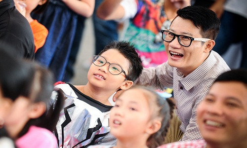 “Thor nhí” và bố Hoàng Bách cùng xem show chăm chú và cười thật sảng khoái.