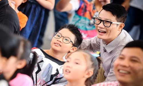 “Thor nhí” và bố Hoàng Bách cùng xem show chăm chú và cười thật sảng khoái.