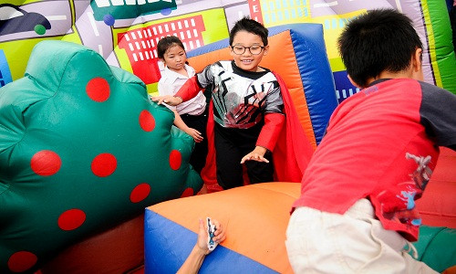 Từng tự nhận mình giống Chớp Chớp ở khoản năng động và không bao giờ chịu ngồi yên, “Thor nhí” Tê Giác sau khi “check-in” đã khám phá ngay nhà hơi khổng lồ ở khu vực “Người Sắt Nhí”.