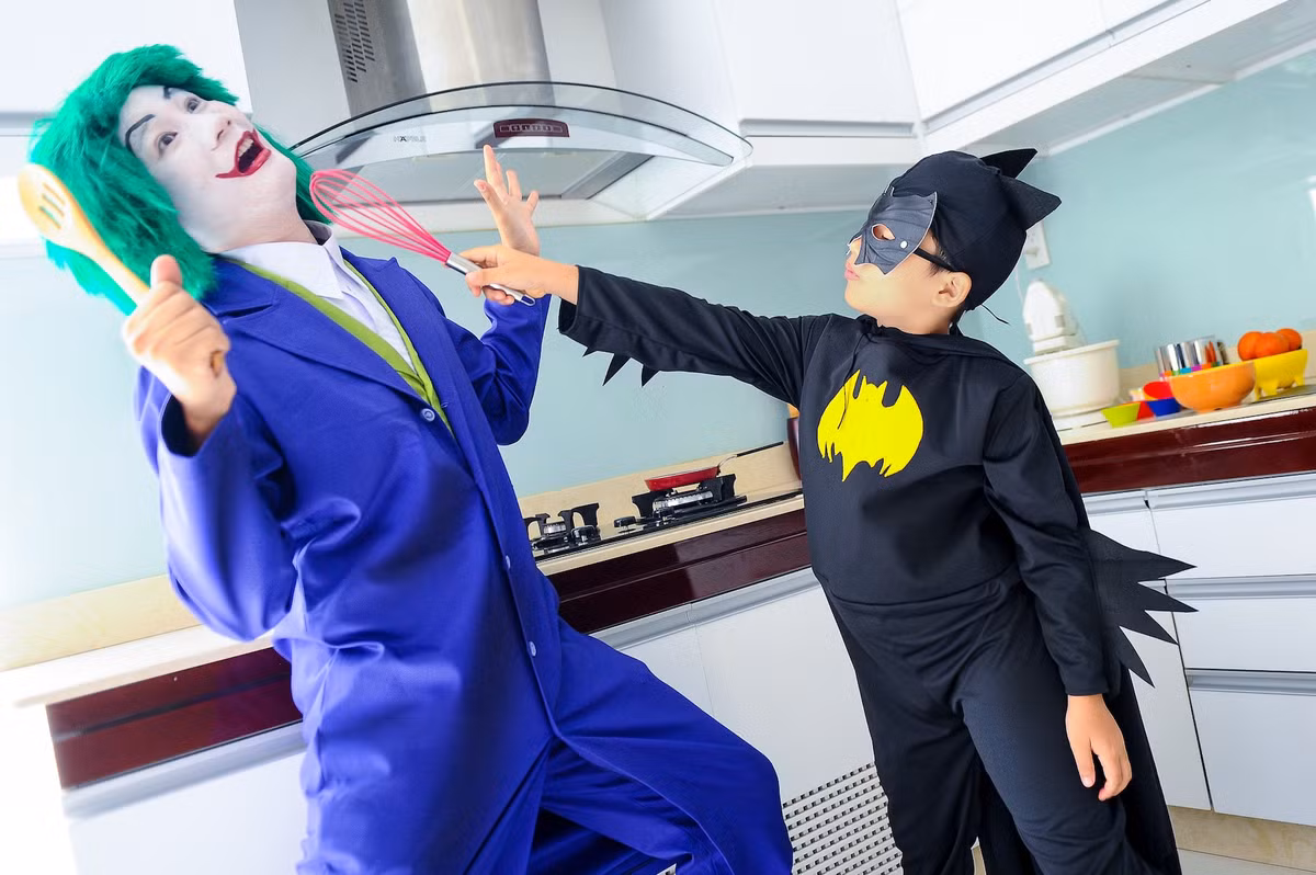 Ý tưởng cho bộ hình được Hoàng Bách lấy cảm hứng từ bộ ảnh trào phúng “Người cha tốt nhất thế giới”. Theo đó, hai bố con sẽ cùng hóa thân vào hai nhân vật đối đầu nhau trong một tác phẩm truyện tranh nổi tiếng, như Batman với The Joker chẳng hạn. Nhưng điểm đặc biệt của bộ ảnh nằm ở chỗ thay vì trước giờ người ta đã quen với hình tượng siêu anh hùng là những mẫu đàn ông trưởng thành, vạm vỡ thì trong bộ ảnh ngộ nghĩnh do Hoàng Bách thực hiện, anh sẽ vào vai ác The Joker, còn vai trò giải cứu thế giới của siêu anh hùng Batman được Hoàng Bách nhường cho bé Tê Giác. Ý tưởng cho bộ hình được Hoàng Bách lấy cảm hứng từ bộ ảnh trào phúng “Người cha tốt nhất thế giới”. Theo đó, hai bố con sẽ cùng hóa thân vào hai nhân vật đối đầu nhau trong một tác phẩm truyện tranh nổi tiếng, như Batman với The Joker chẳng hạn. Nhưng điểm đặc biệt của bộ ảnh nằm ở chỗ thay vì trước giờ người ta đã quen với hình tượng siêu anh hùng là những mẫu đàn ông trưởng thành, vạm vỡ thì trong bộ ảnh ngộ nghĩnh do Hoàng Bách thực hiện, anh sẽ vào vai ác The Joker, còn vai trò giải cứu thế giới của siêu anh hùng Batman được Hoàng Bách nhường cho bé Tê Giác.