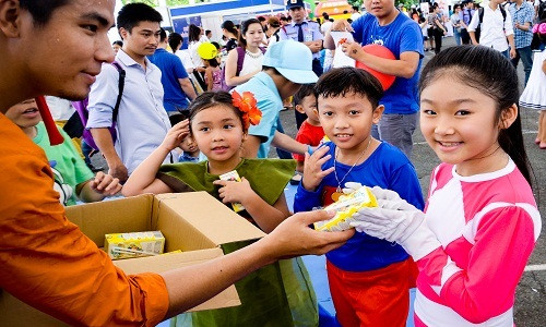 Không chỉ thế mỗi khi chơi đùa bị mệt, các bé còn được “tiếp sức” bằng sữa KUN miễn phí.