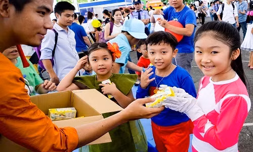 Không chỉ thế mỗi khi chơi đùa bị mệt, các bé còn được “tiếp sức” bằng sữa KUN miễn phí.