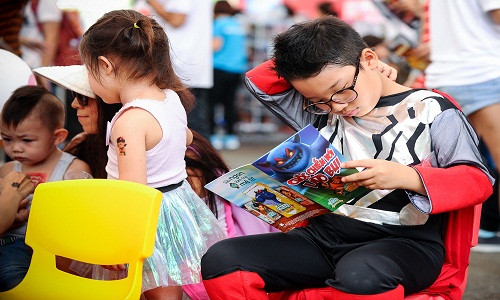 Hóa thân làm “Thor nhí”, Tê Giác vừa bước vào lễ hội Comic Con Nhí đã lao ngay vào quầy “tóm” lấy một tập của bộ truyện Gia Đình Nông Dân Siêu Phàm đọc “ngấu nghiến”.