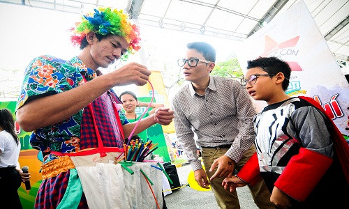 Sau đó, Tê Giác rủ bố Hoàng Bách sang quầy bên cạnh học cách làm bong bóng cùng chú hề vui nhộn. Hai bố con tròn xoe mắt học hỏi những “tuyệt chiêu” từ nghệ nhân bong bóng.