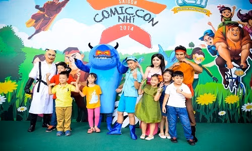 Không chỉ Lão Bụi mà tất cả nhân vật khác của bộ truyện Gia Đình Nông Dân Siêu Phàm: Papa Bự, Mama Bay, Tám Tuốt, Chớp Chớp, Tiến Sĩ Đơ… đều xuất hiện trong lễ hội Comic Con Nhí để cùng mang niềm vui đến các người bạn nhỏ.