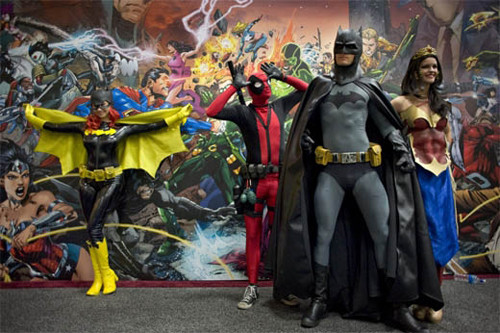 Người tham dự hóa thân thành các nhân vật truyện tranh. Người tham dự hóa thân thành các nhân vật truyện tranh.