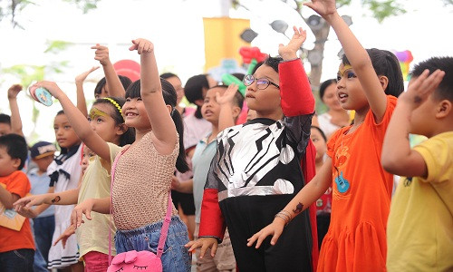 Không chỉ thế, Tê Giác còn xung phong tập nhảy Gangnam Style” cũng các bạn nhỏ khác.