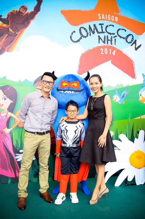 Đọc truyện xong, cả gia đình ca sĩ “Chuyện Chàng Cô Đơn” đã cùng nhau chụp hình kỷ niệm nhân dịp lễ hội Comic Con Nhí lần đầu tiên đến Việt Nam. Tê Giác đã được dịp “khoe răng” cùng Lão Bụi dễ thương ngoài đời.