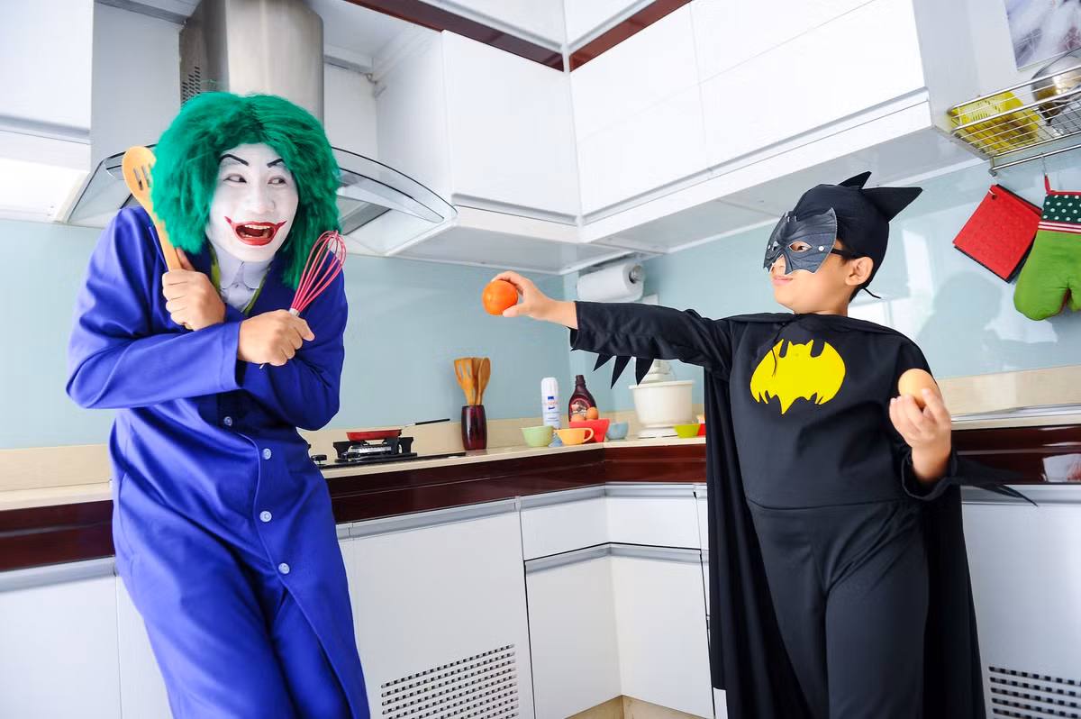 Sự háo hức với Comic Con “nhí” của bố con Hoàng Bách được thể hiện rõ qua việc họ đầu tư nghiêm túc để có được ngoại hình gần như chính xác tuyệt đối với nguyên bản gốc của hai nhân vật Batman và The Joker. Bé Tê Giác được bố đầu tư kỹ về trang phục cánh dơi và mặt nạ, còn với Hoàng Bách anh đã thuê hẳn một nhóm chuyên gia hóa trang chuyên nghiệp để vẽ mặt hề, tạo tóc xanh lá cây và cá nhân anh còn tự đặt may một bộ vest tím, trang phục đặc trưng của gã hề “dị tính” The Joker. Sự háo hức với Comic Con “nhí” của bố con Hoàng Bách được thể hiện rõ qua việc họ đầu tư nghiêm túc để có được ngoại hình gần như chính xác tuyệt đối với nguyên bản gốc của hai nhân vật Batman và The Joker. Bé Tê Giác được bố đầu tư kỹ về trang phục cánh dơi và mặt nạ, còn với Hoàng Bách anh đã thuê hẳn một nhóm chuyên gia hóa trang chuyên nghiệp để vẽ mặt hề, tạo tóc xanh lá cây và cá nhân anh còn tự đặt may một bộ vest tím, trang phục đặc trưng của gã hề “dị tính” The Joker.