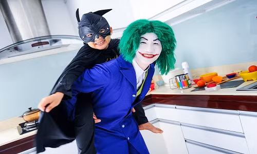 Nếu như trong phim, Batman và The Joker bất phân thắng bại sau chục trận đánh thì ngoài đời thực chỉ với một trận đánh, “Joker” Hoàng Bách sau khi “xơi” cà chua no nê từ “Batman nhí” đã chào thua và đồng ý hình phạt… cõng “Batman nhí” vòng quanh gian bếp. Nếu như trong phim, Batman và The Joker bất phân thắng bại sau chục trận đánh thì ngoài đời thực chỉ với một trận đánh, “Joker” Hoàng Bách sau khi “xơi” cà chua no nê từ “Batman nhí” đã chào thua và đồng ý hình phạt… cõng “Batman nhí” vòng quanh gian bếp.