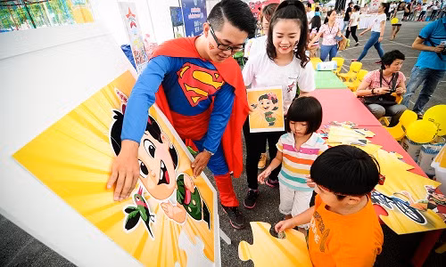 Tạo ra một phiên bản Comic Con Nhí dành riêng cho trẻ em là một ý tưởng tuyệt vời đến từ nhãn hàng Love’in Farm KUN, mang đến cho trẻ em Việt Nam một sân chơi đặc biệt, hiện đại và hấp dẫn cuối tuần với những trò chơi giúp các bé rèn luyện thể chất và phát huy sáng tạo.
