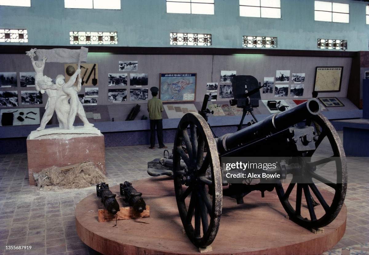 Khẩu pháo quân đội Việt Nam sử dụng trong trận Điện Biên Phủ được trưng bày tại Bảo tàng Chiến thắng Điện Biên Phủ, 8/5/1984.