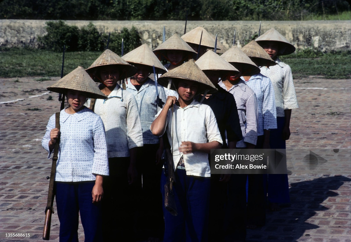 Một nhóm nữ dân quân tham gia buổi diễu hành, 8/5/1984.