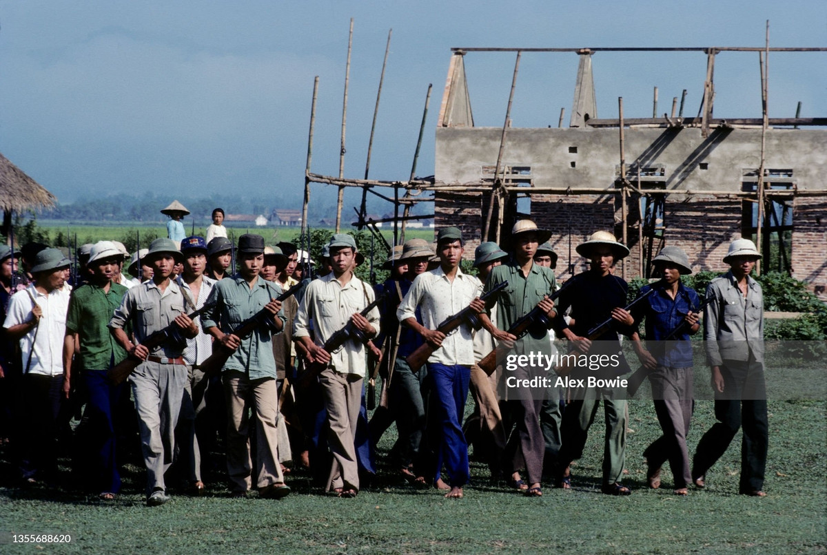 Lực lượng dân quân diễu hành tại một ngôi làng nhỏ gần thị xã Điện Biên Phủ, 8/5/1984.