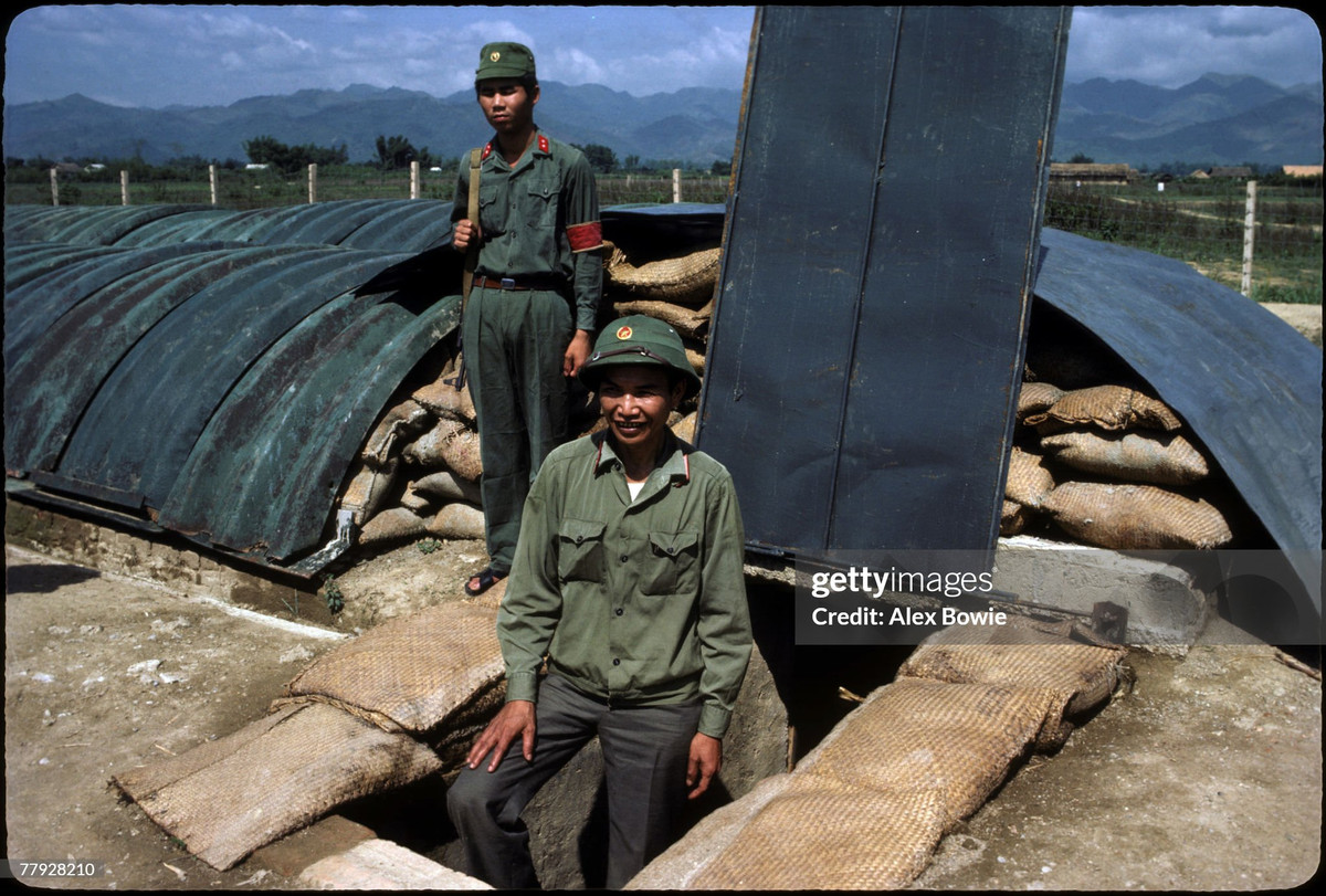 Một quân nhân và một cựu chiến binh đứng ở lối vào hầm de Castries - sở chỉ huy của quân Pháp trong trận Điện Biên Phủ, ngày 7/5/1984.