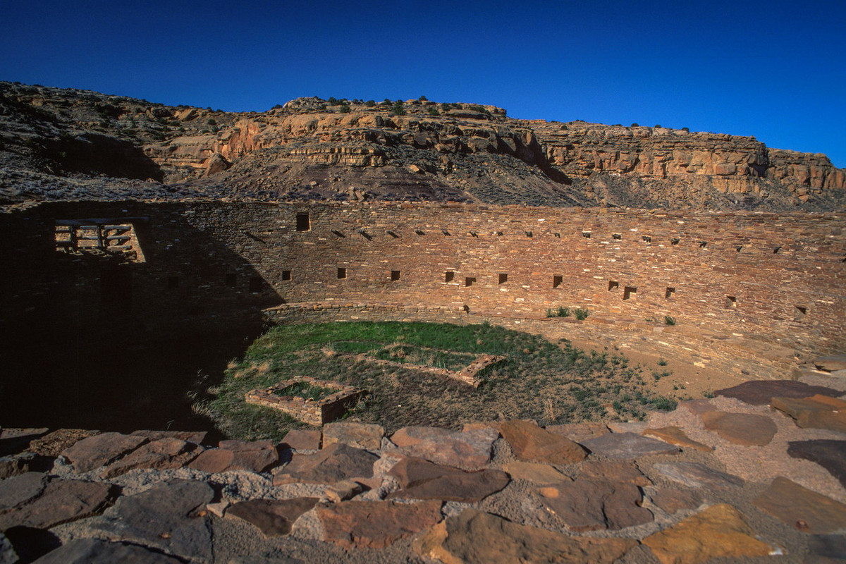 Casa Rinconada là một địa điểm nằm biệt lập với các khu phức hợp khác, chỉ gồm một kiva, không có các công trình dân sự khác. Ảnh: Lux Aeterna.