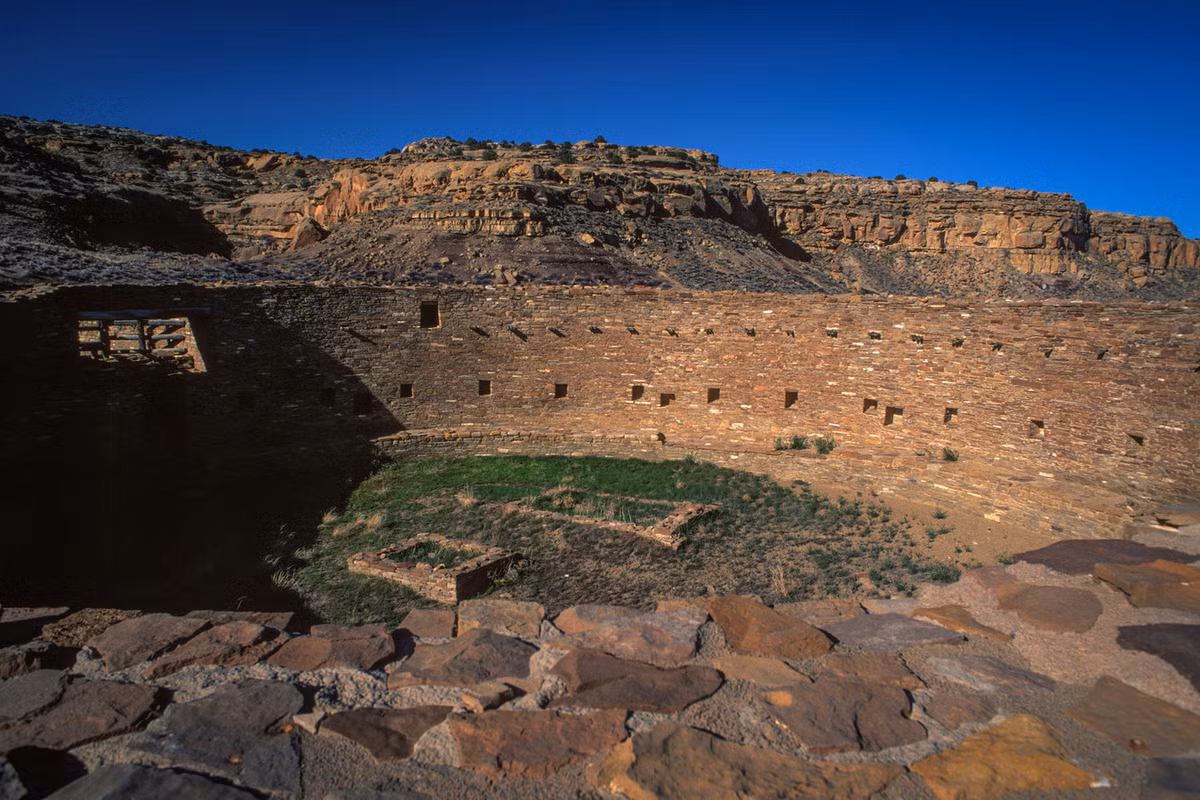 Casa Rinconada là một địa điểm nằm biệt lập với các khu phức hợp khác, chỉ gồm một kiva, không có các công trình dân sự khác. Ảnh: Lux Aeterna.
