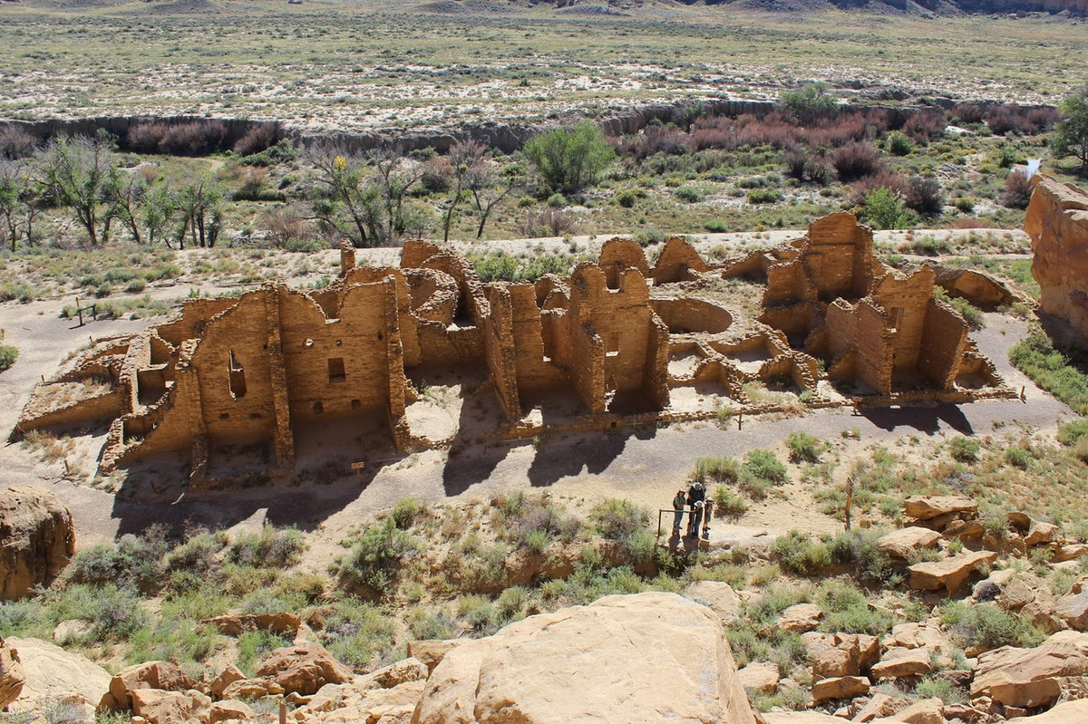 Khu phức hợp Kin Kletso (Ngôi nhà màu vàng) có quy mô trung bình với 55 phòng và bốn kiva, nằm cách Pueblo Bonito 800 mét về phía Tây. Ảnh: GJ Hikes.