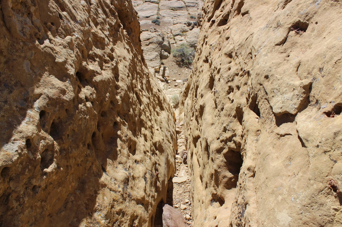 Các khu phức hợp ở hẻm núi Chaco được kết nối với nhau bởi hệ thống đường giao thông được xây dựng quy củ, với nhiều đoạn được tạc vào vách đá. Ảnh: GJ Hikes.