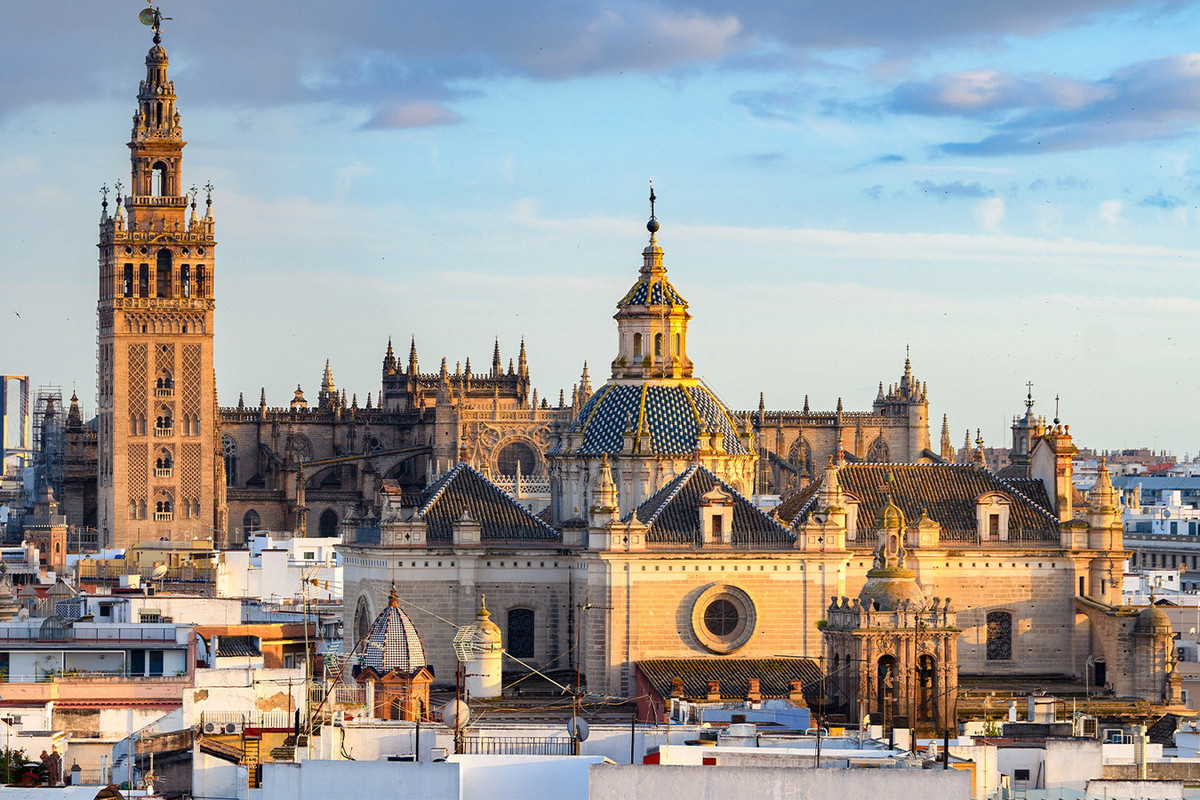 Được xây dựng trên nền của Đại thánh đường Hồi giáo Almohad vào thế kỷ 16, nhà thờ Seville (Seville, Tây Ban Nha) từng là nhà thờ lớn nhất trên thế giới. Công trình này tận dụng một số cột và các yếu tố kiến trúc từ nhà thờ Hồi giáo cũ, nổi bật là Giralda, một ngọn tháp Hồi giáo chuyển đổi thành một tháp chuông. Ngày nay, nhà thờ Seville được coi là nhà thờ Gothic lớn nhất thế giới. Ảnh: Seville Tickets.