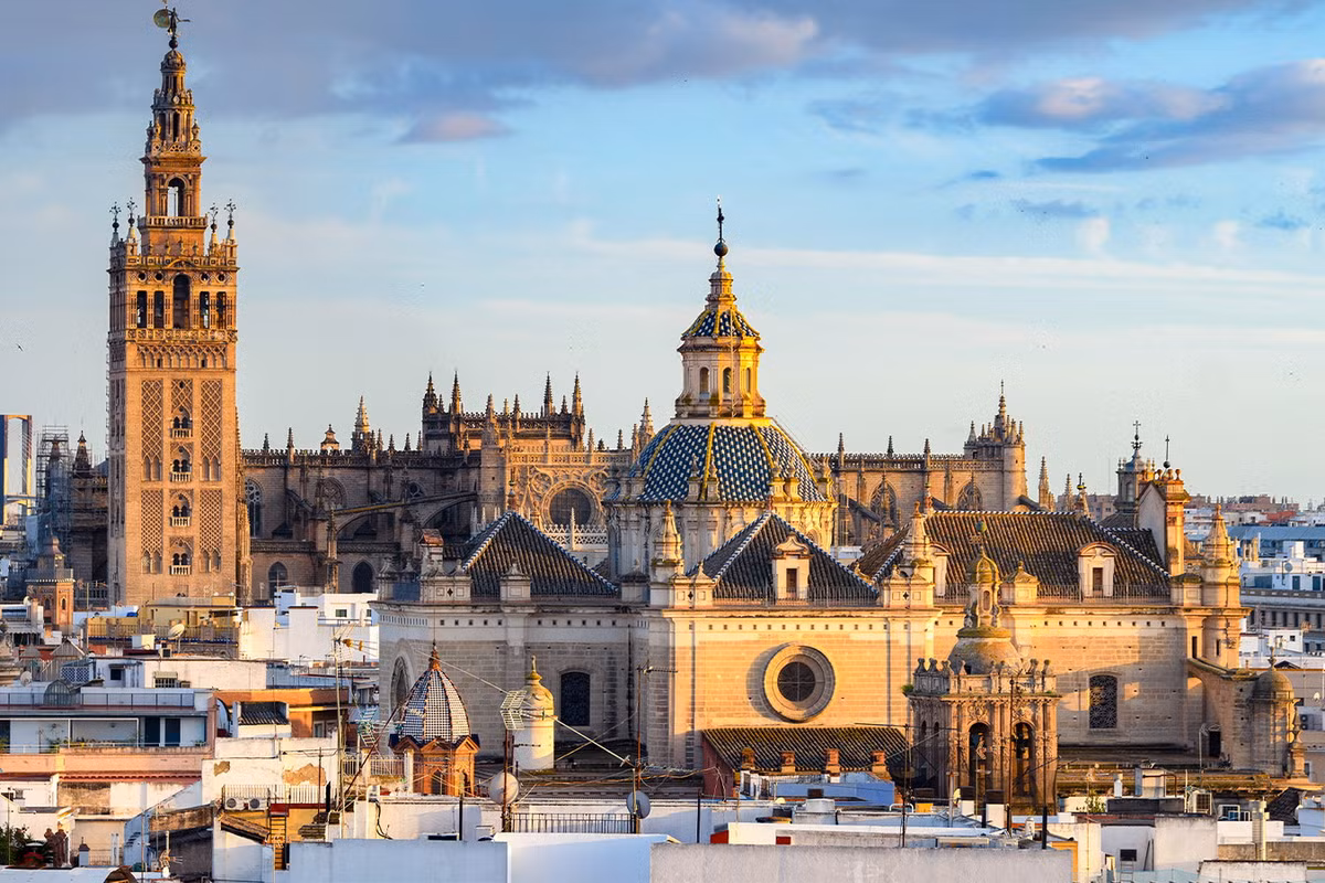 Được xây dựng trên nền của Đại thánh đường Hồi giáo Almohad vào thế kỷ 16, nhà thờ Seville (Seville, Tây Ban Nha) từng là nhà thờ lớn nhất trên thế giới. Công trình này tận dụng một số cột và các yếu tố kiến trúc từ nhà thờ Hồi giáo cũ, nổi bật là Giralda, một ngọn tháp Hồi giáo chuyển đổi thành một tháp chuông. Ngày nay, nhà thờ Seville được coi là nhà thờ Gothic lớn nhất thế giới. Ảnh: Seville Tickets.
