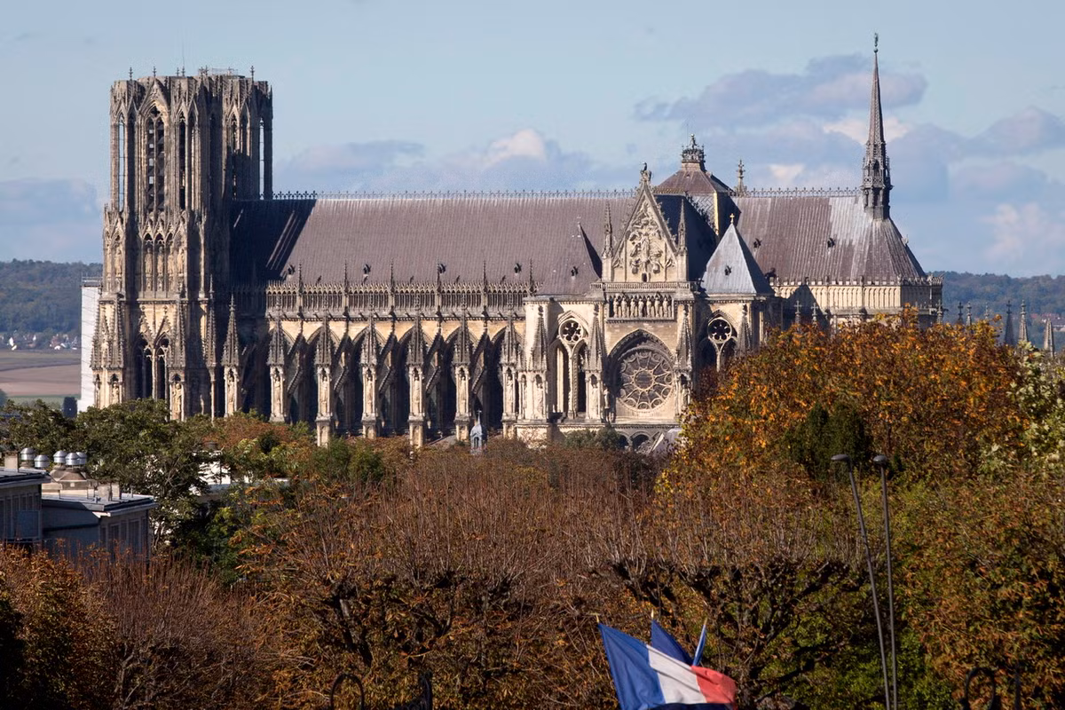 Nhà thờ Reims (Marne, Pháp) là nơi chứng kiến sự đăng quang của rất nhiều vị vua Pháp. Công trình được xây dựng trên khu đất của nhà thờ cũ nơi hoàng đế Clovis được rửa tội bởi Saint Remi, giám mục giáo phận Reims năm 496. Nhà thờ được hoàn thành vào cuối thế kỷ 13 và trùng tu lớn vào thế kỷ 14. Ảnh: Oregon Live.