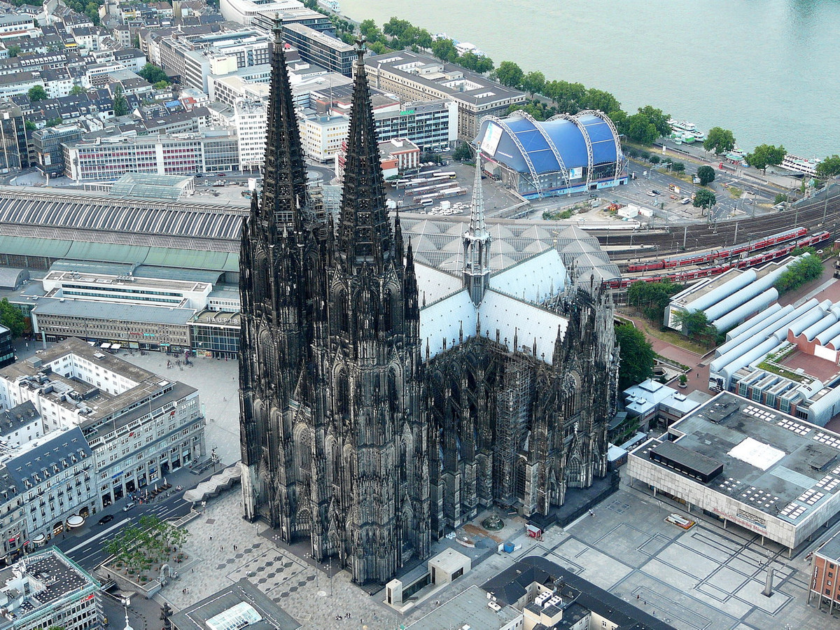 Nhà thờ Cologne (Kölner Dom) là địa danh nổi tiếng nhất của Cologne (Đức) trong nhiều thế kỷ. Đây cũng là nhà thờ Gothic lớn nhất ở Đức. Công trình nằm trên nền của một ngôi đền La Mã có từ thế kỷ thứ 4. Việc xây dựng nhà thờ bắt đầu năm 1248 và sau nhiều gián đoạn, công trình đã hoàn thành 600 năm sau đó. Ảnh: Soar Above / WordPress.