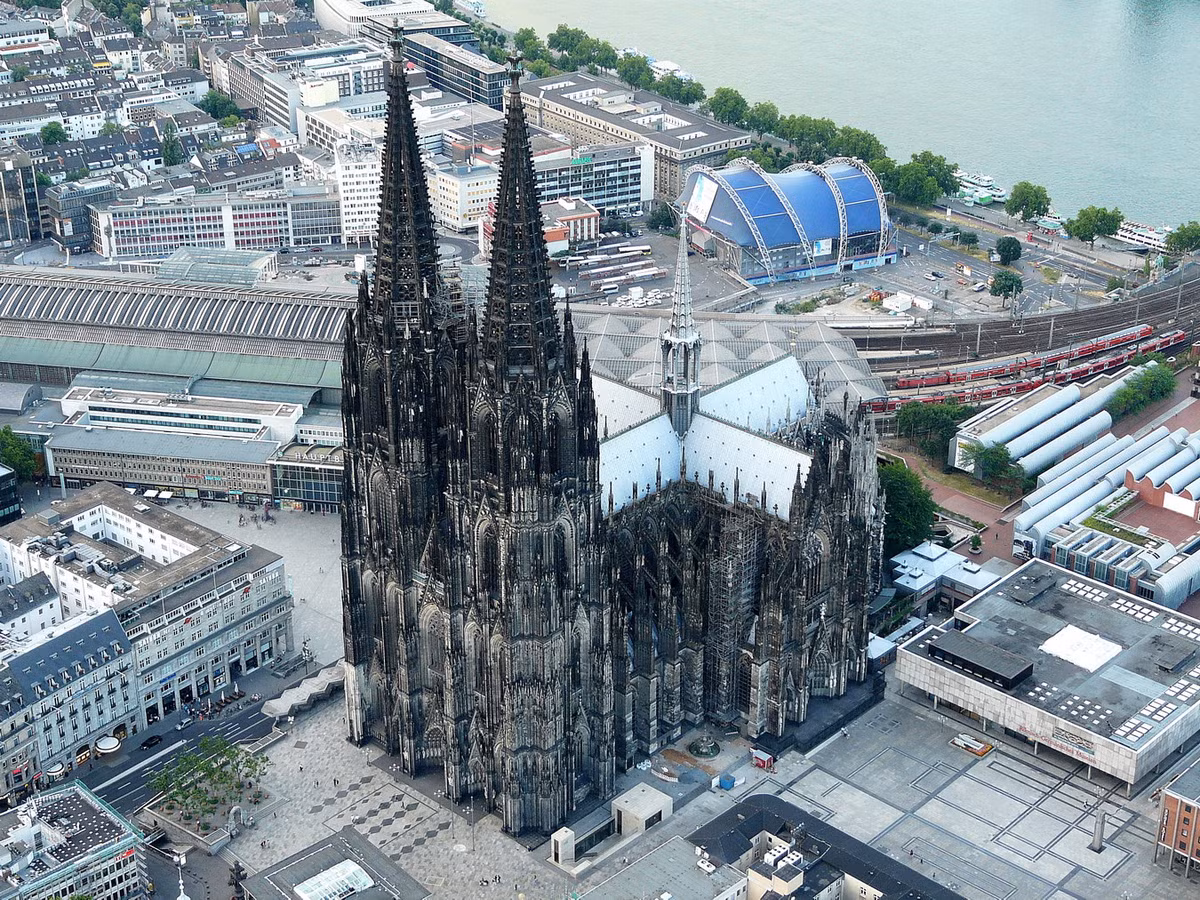 Nhà thờ Cologne (Kölner Dom) là địa danh nổi tiếng nhất của Cologne (Đức) trong nhiều thế kỷ. Đây cũng là nhà thờ Gothic lớn nhất ở Đức. Công trình nằm trên nền của một ngôi đền La Mã có từ thế kỷ thứ 4. Việc xây dựng nhà thờ bắt đầu năm 1248 và sau nhiều gián đoạn, công trình đã hoàn thành 600 năm sau đó. Ảnh: Soar Above / WordPress.
