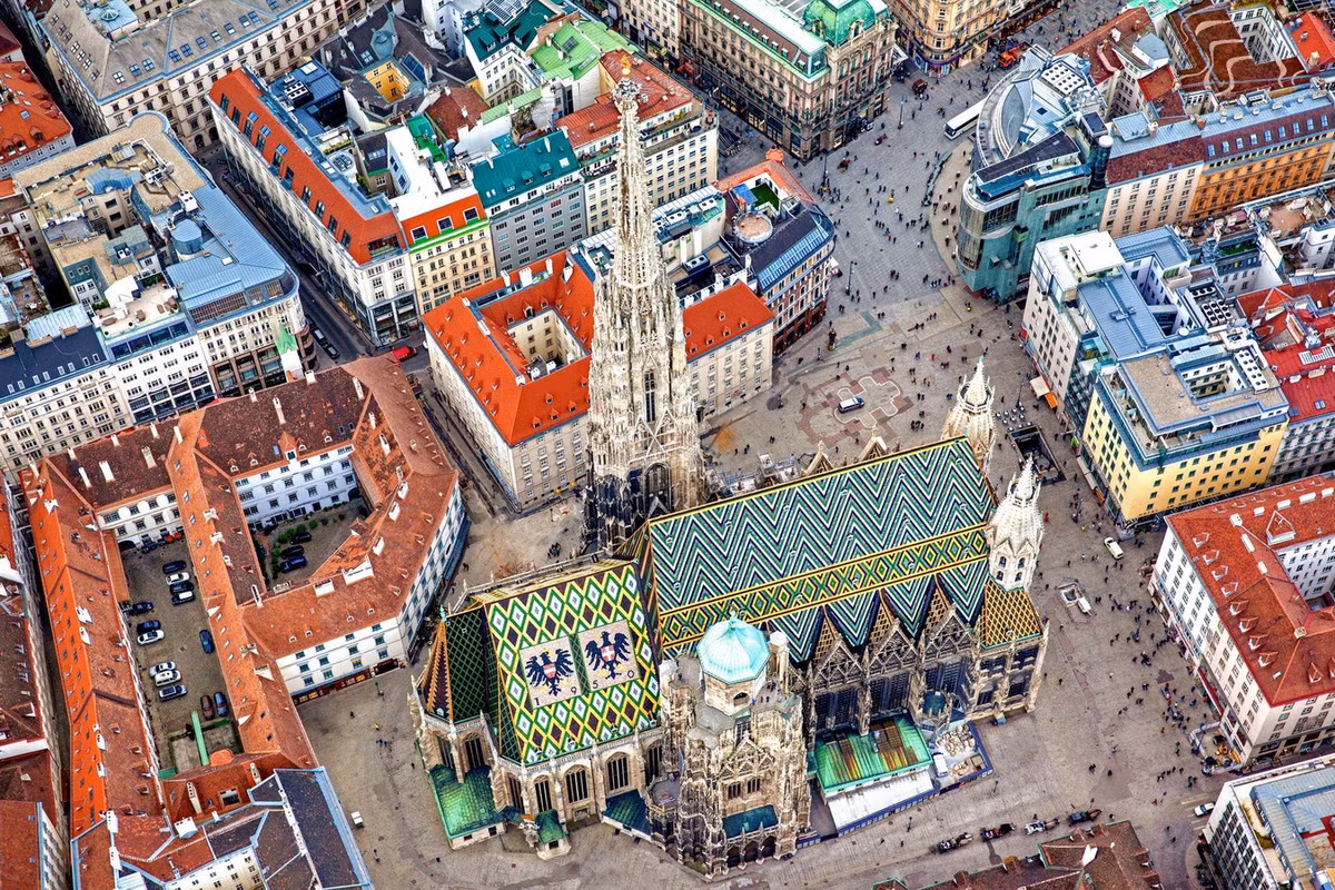 Nhà thờ St Stephen (Stephansdom), nằm ở trung tâm của Vienna, Áo, đã tồn tại qua nhiều cuộc chiến tranh và bây giờ là một biểu tượng cho sự tự do của thành phố. Việc xây dựng nhà thờ Gothic này được khởi xướng bởi Công tước Áo Rudolf IV vào thế kỷ thứ 14. Nét đặc trưng của nhà thờ là phần mái ngói mang họa tiết sinh động được làm vào năm 1952. Ảnh: Austria.org.